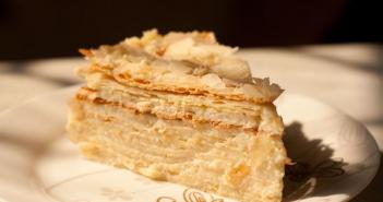 Przepis na ciasto Napoleona z kremem to najsmaczniejszy przepis od babci Emmy. Przepis na Napoleona od babci Emmy