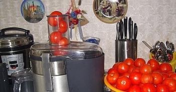 Evde kış için domates suyu “Baharatlı”