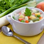 Minestrone je klasická talianska zeleninová polievka.